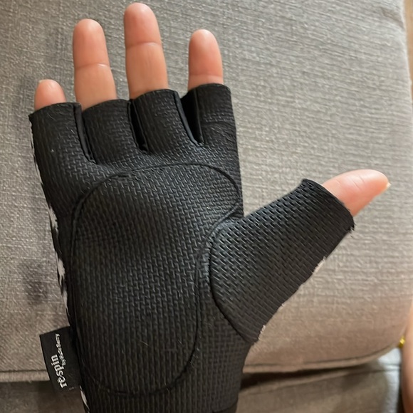 ✨RE•SPIN✨Halle Berry Workout Gloves - Picture 4 of 5